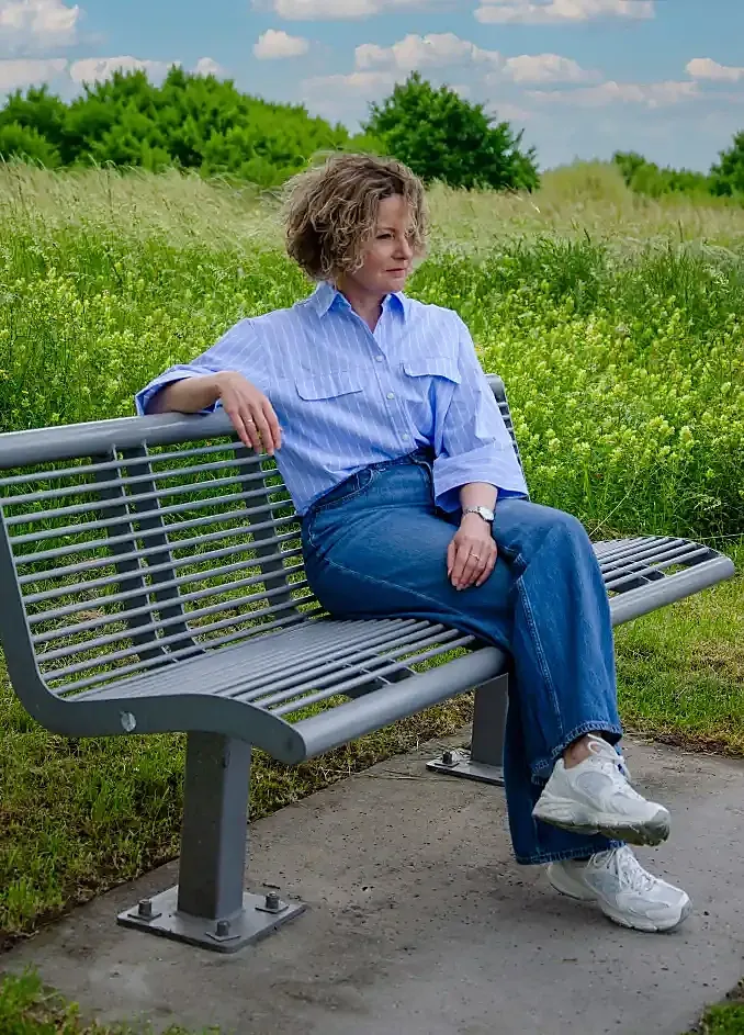 Esther Bruggeman op een bankje